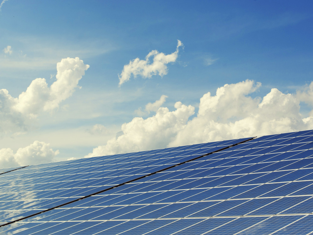 Zonnepanelen met welkom en blauwe lucht